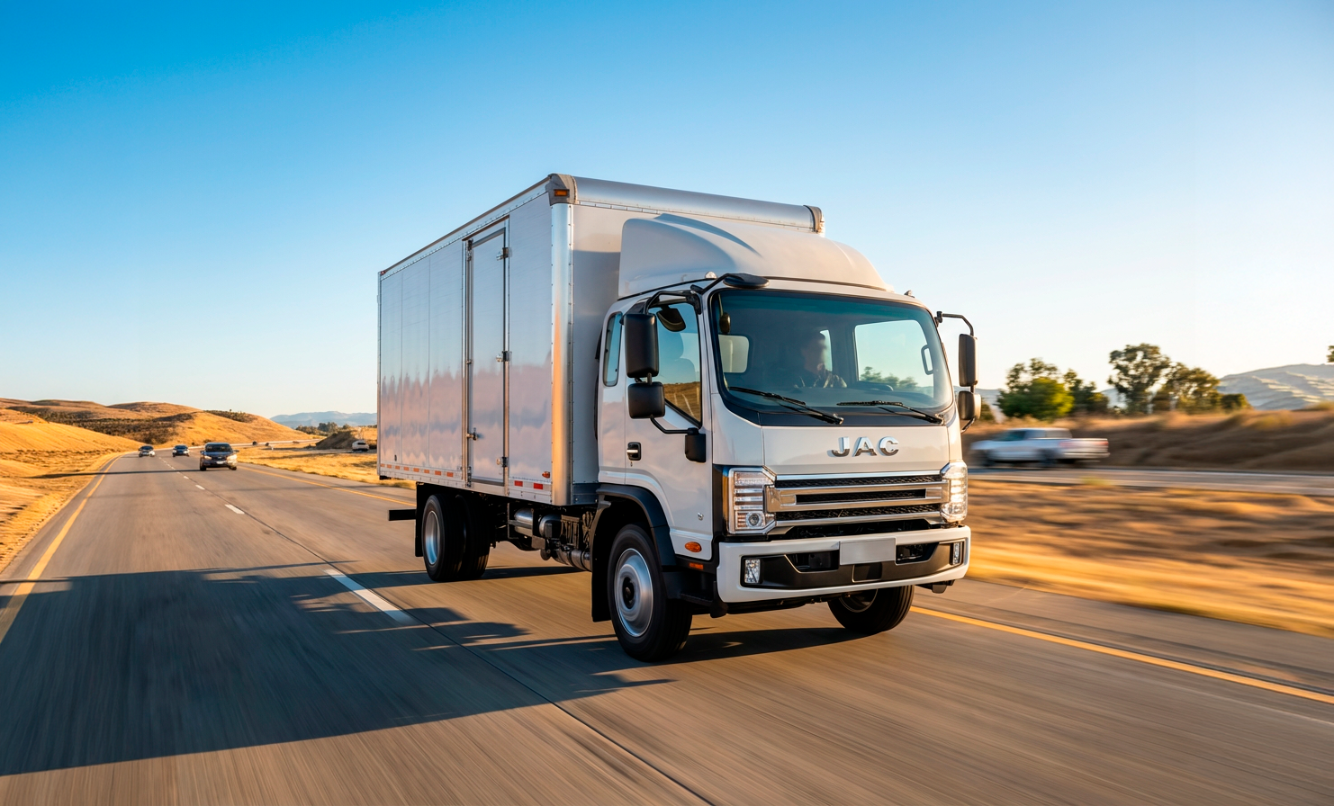 Caminhão leve N 13.210 na estrada